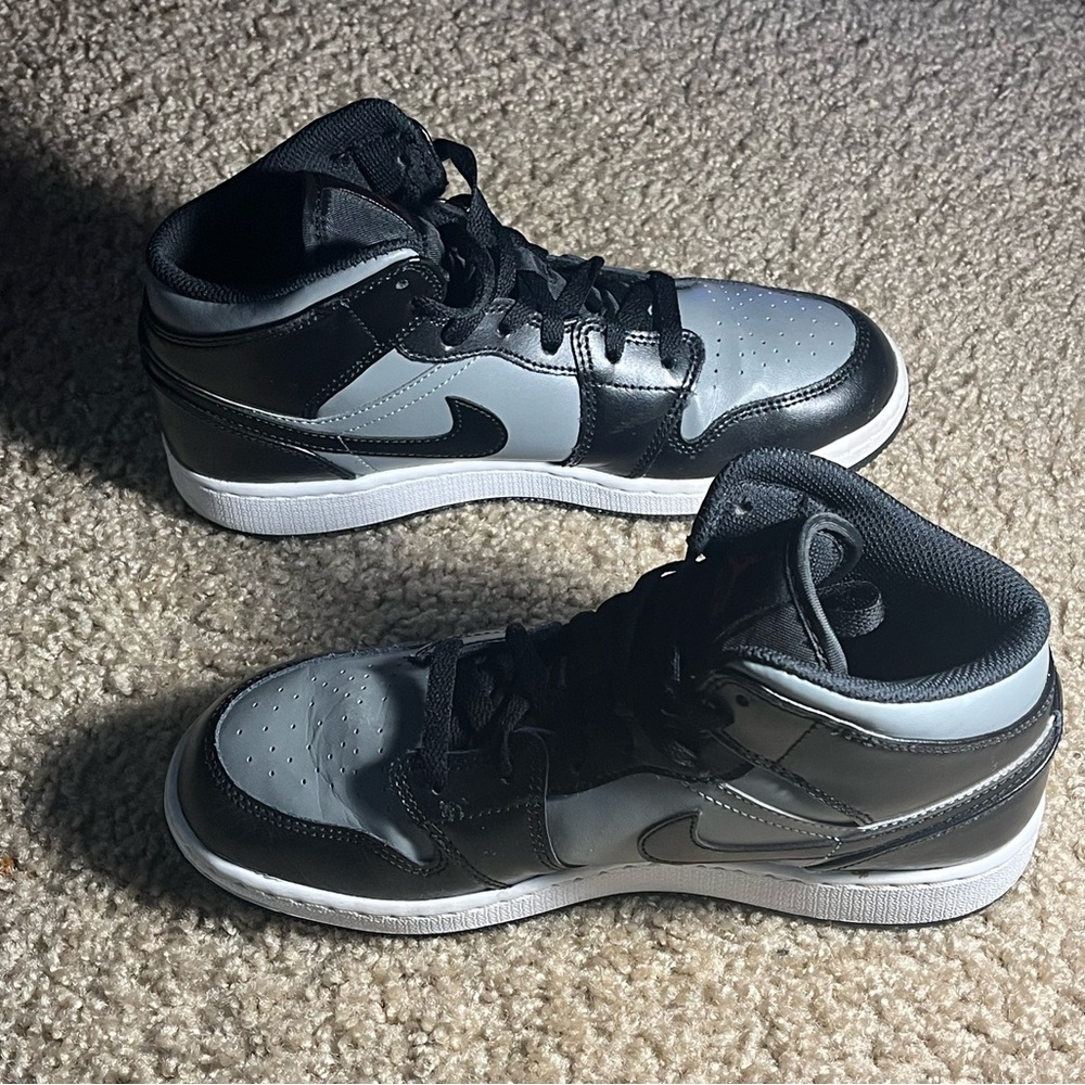 Air Jordan 1 Mids ( GS ). Black, Gym Red-Particle Grey, Noir. Size 6.5